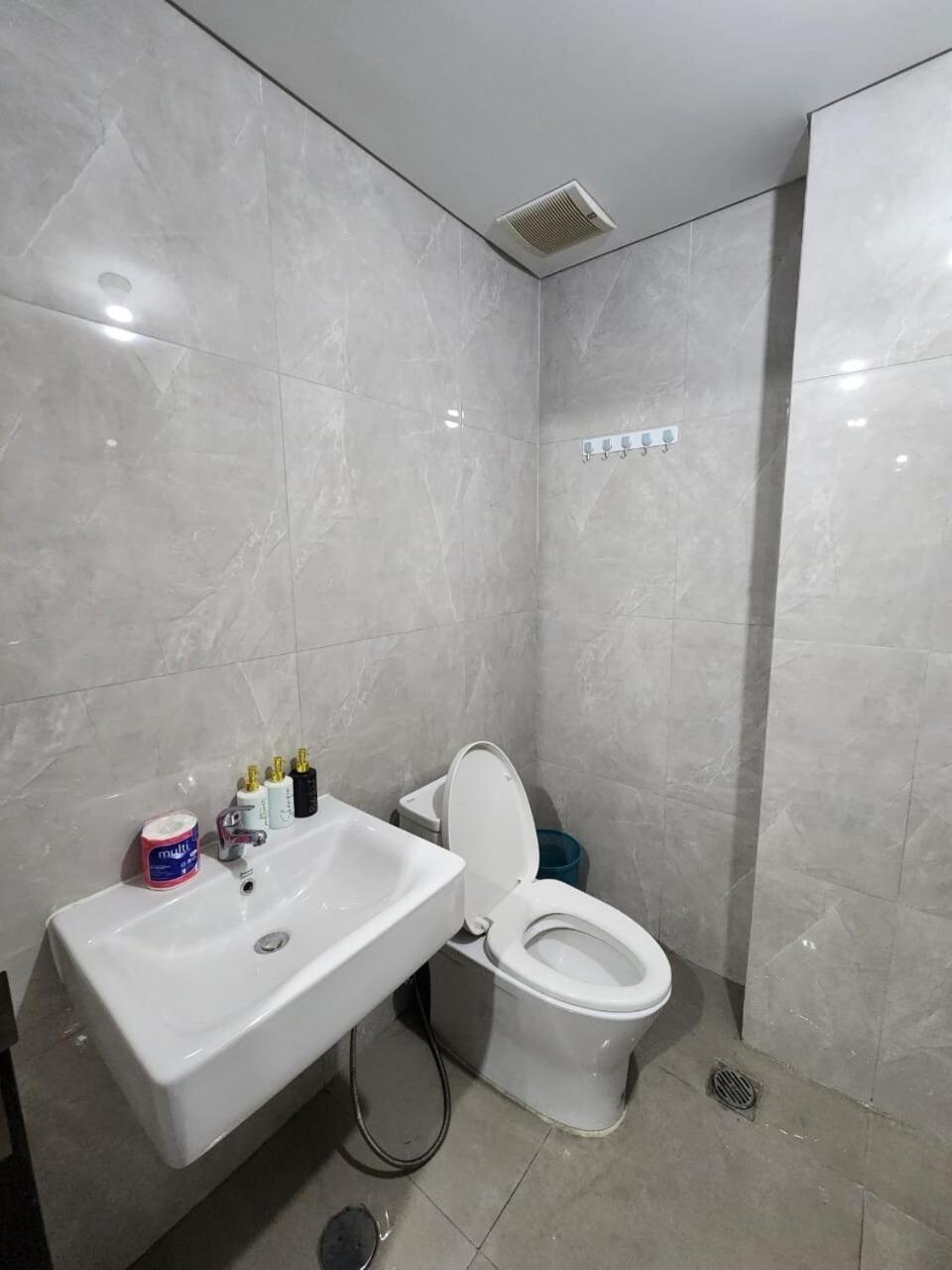 Spacious Comfortable Apartemen South Surabaya Exterior photo