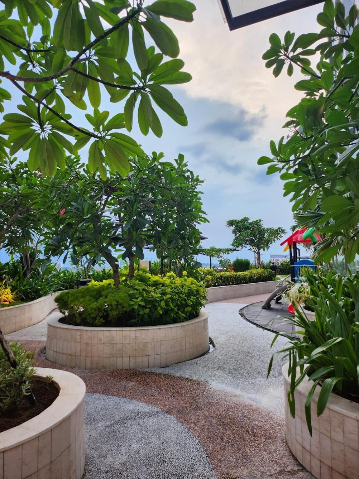 Spacious Comfortable Apartemen South Surabaya Exterior photo